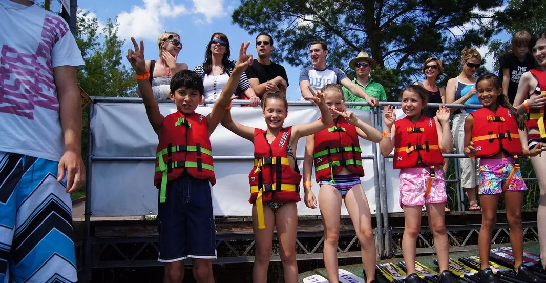 Kindergruppe mit Wasserski und Schwimmwesten feiert Kindergeburtstag am Bernsteinsee