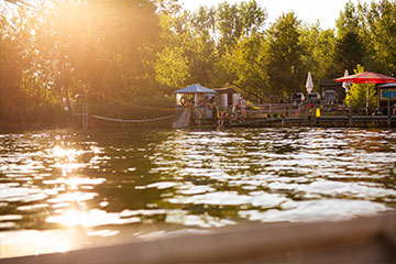 Auf der Chill-Out-Terrasse unserer Wakeboard-Anlage in Berlin kannst du die Sonne und ein kühles Getränk genießen.
