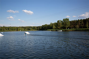 Unsere Wakeboard-Anlage in Berlin Velten bietet für erfahrene Wakeboarder viele verschiedene Obstacles.